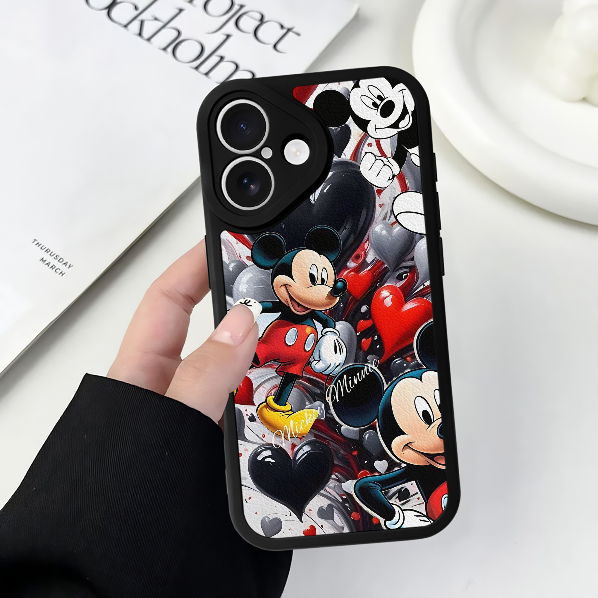 （画像用） ミッキーマウス Mickey Mouse 【iPhone 16シリーズ対応】シリコンスマホケース（レザー調） 材質：シリコン
